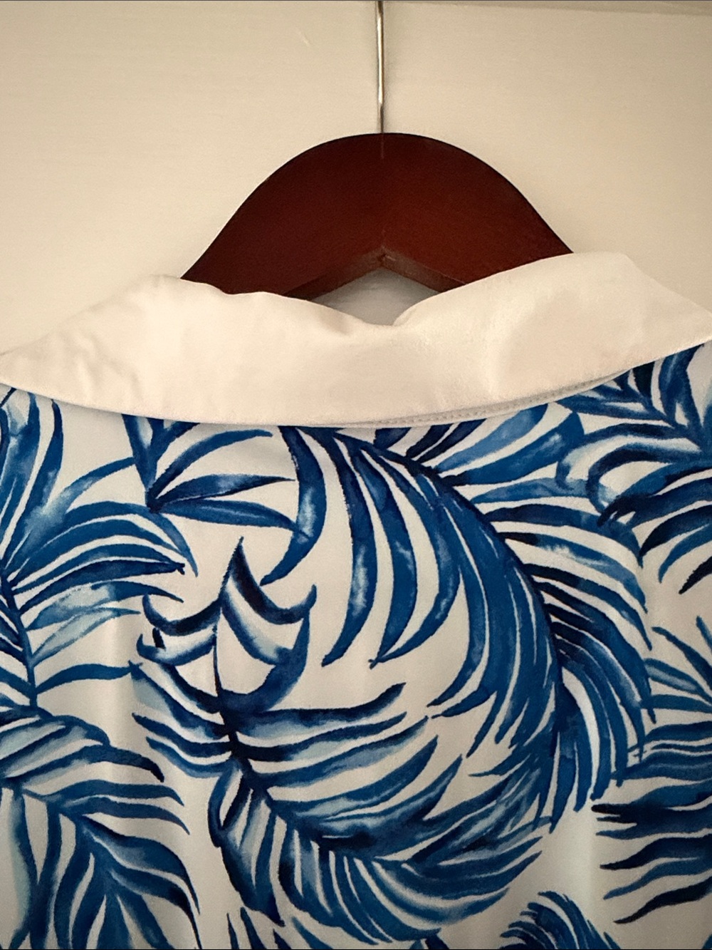 Tommy Bahama Sleeveless Blue Leaf Print Polo Golf Top - White Collar - Picture 5 of 5